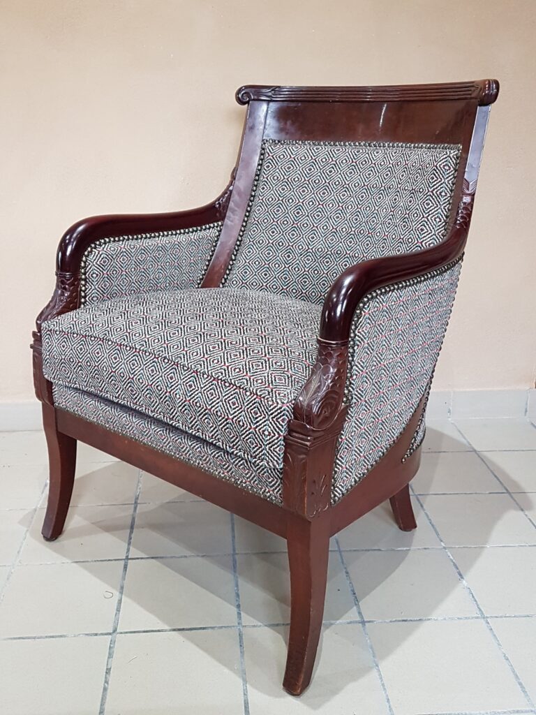 Bergere a tete de dauphin Empire 2 min scaled