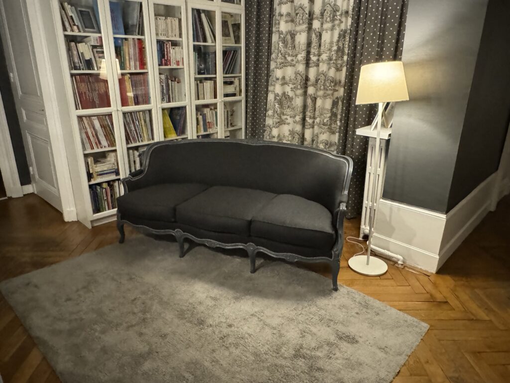 Canape Louis XV min scaled