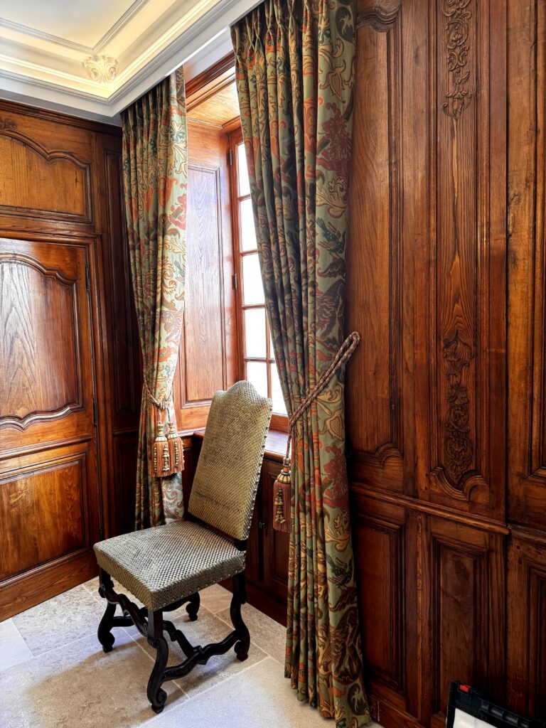 Chaise Louis XIII 2 min scaled