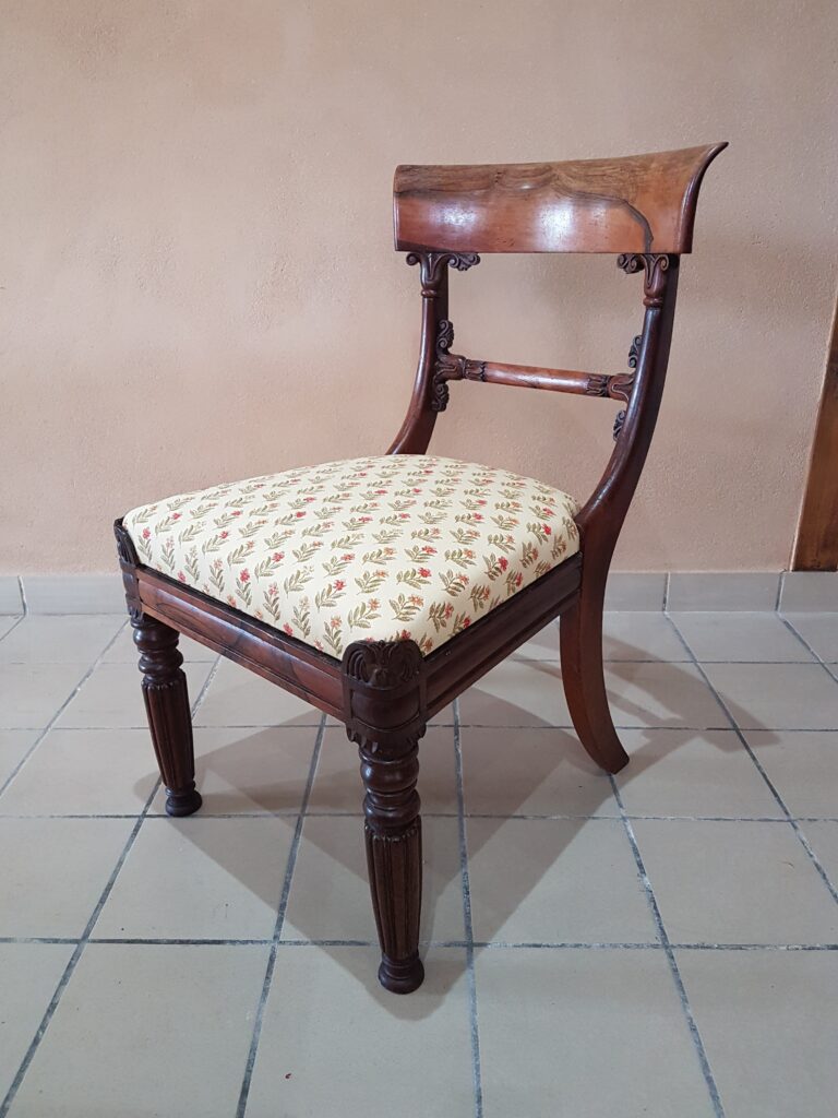 Chaise a letrusque min scaled