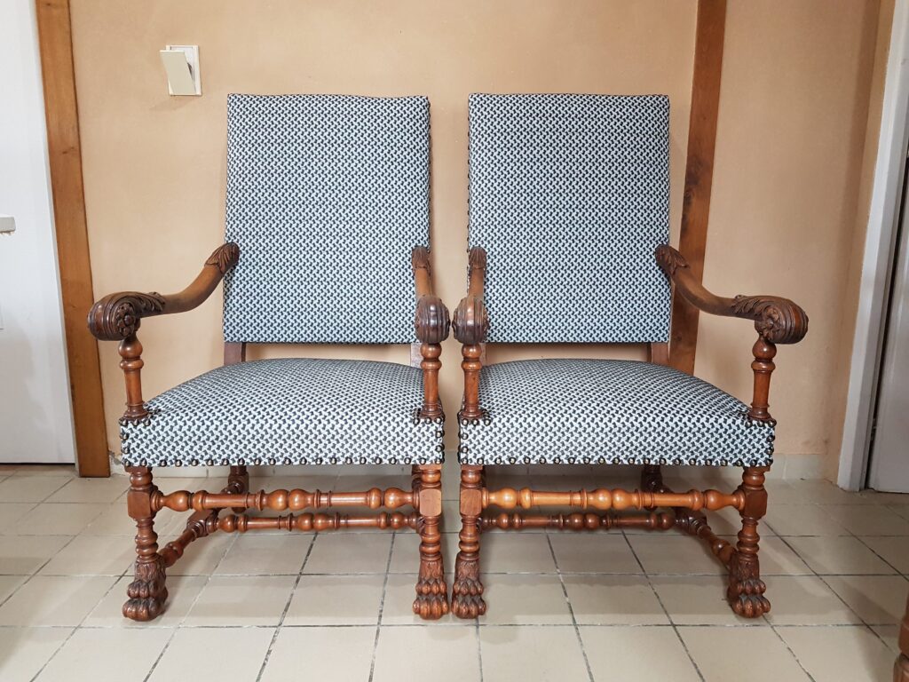 Fauteuils Louis XIII min scaled