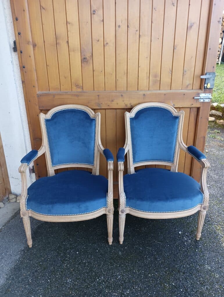 Fauteuils Louis XVI dossier chapeau de gendarme min scaled