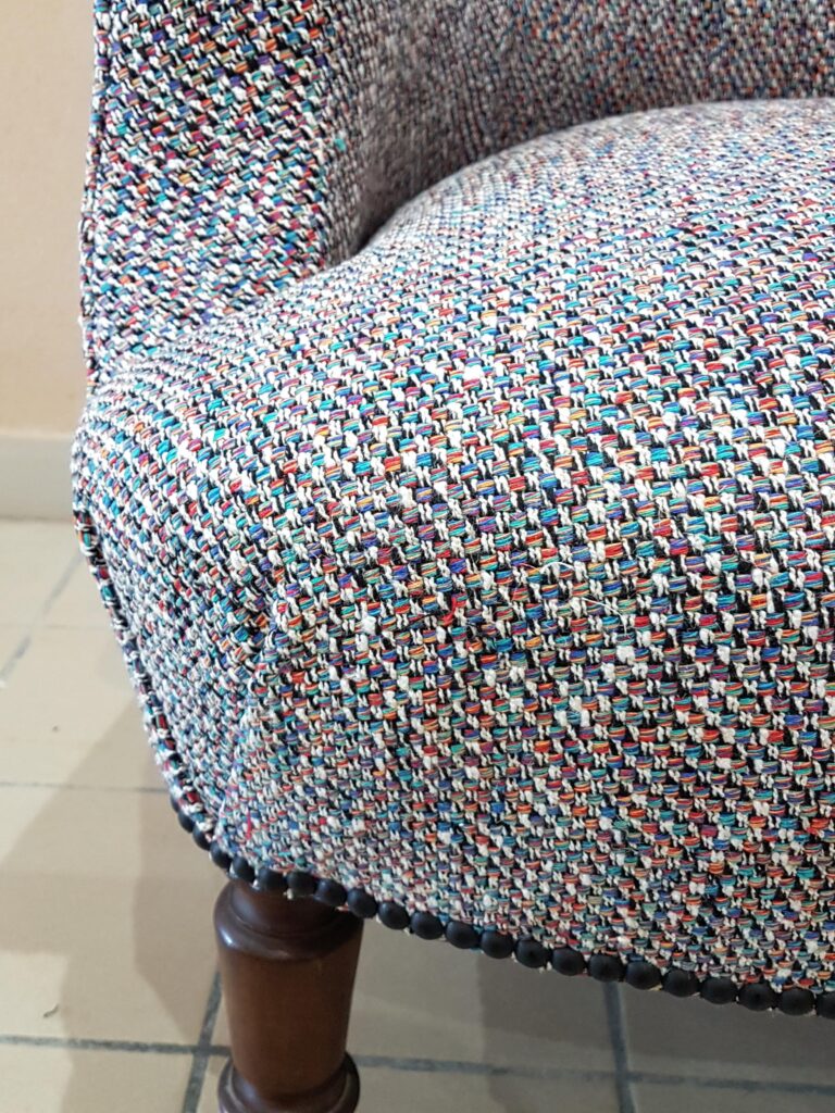 detail tissu clous 2 min scaled