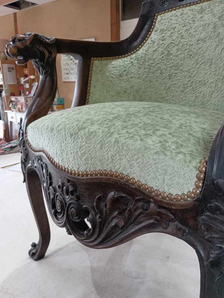 detail tissu clous min scaled